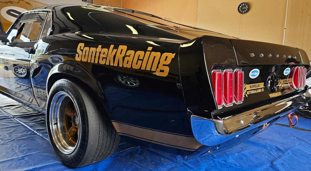 Kiikka Mustang